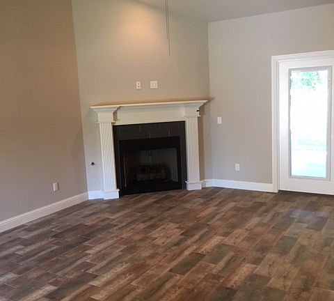 Corner fp with gas logs. 