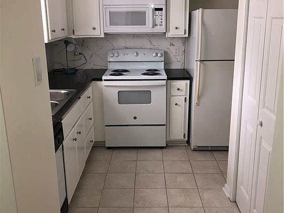 3rd image of 605 Twin Brooks Way