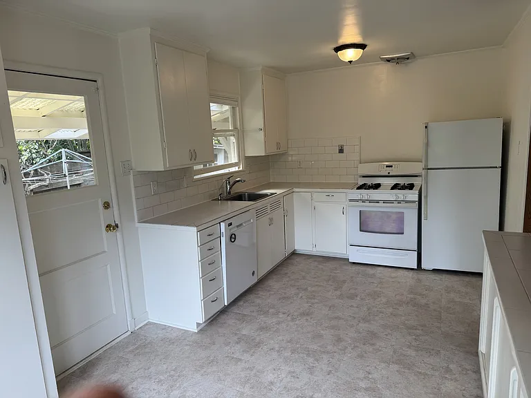 221 The Alameda — Photo 14