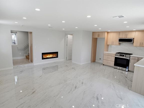 4th image of 3130 N Mount Curve Ave