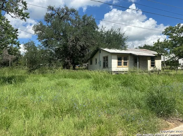 1207 & 1209 Florida, Pleasanton, TX 78064