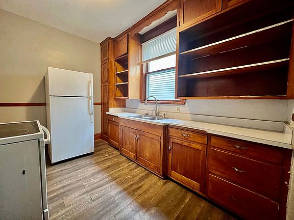 5th image of 883 E Margaret St
