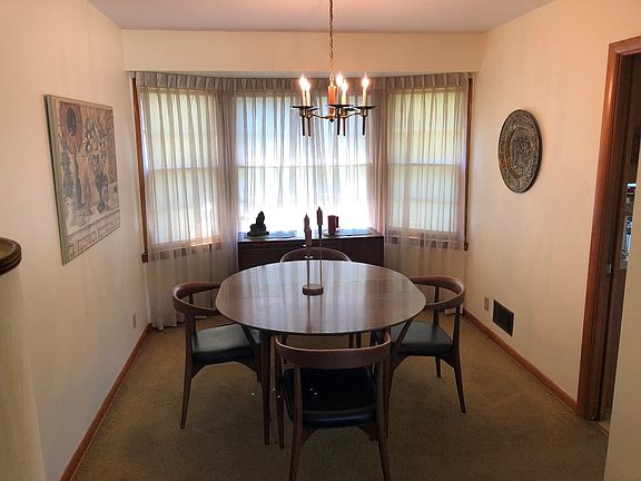 Dining room w/ bay windows