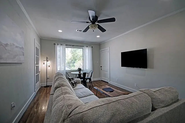 209 W Leake St — Photo 3