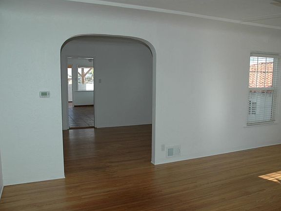 Entry to Dinning Room