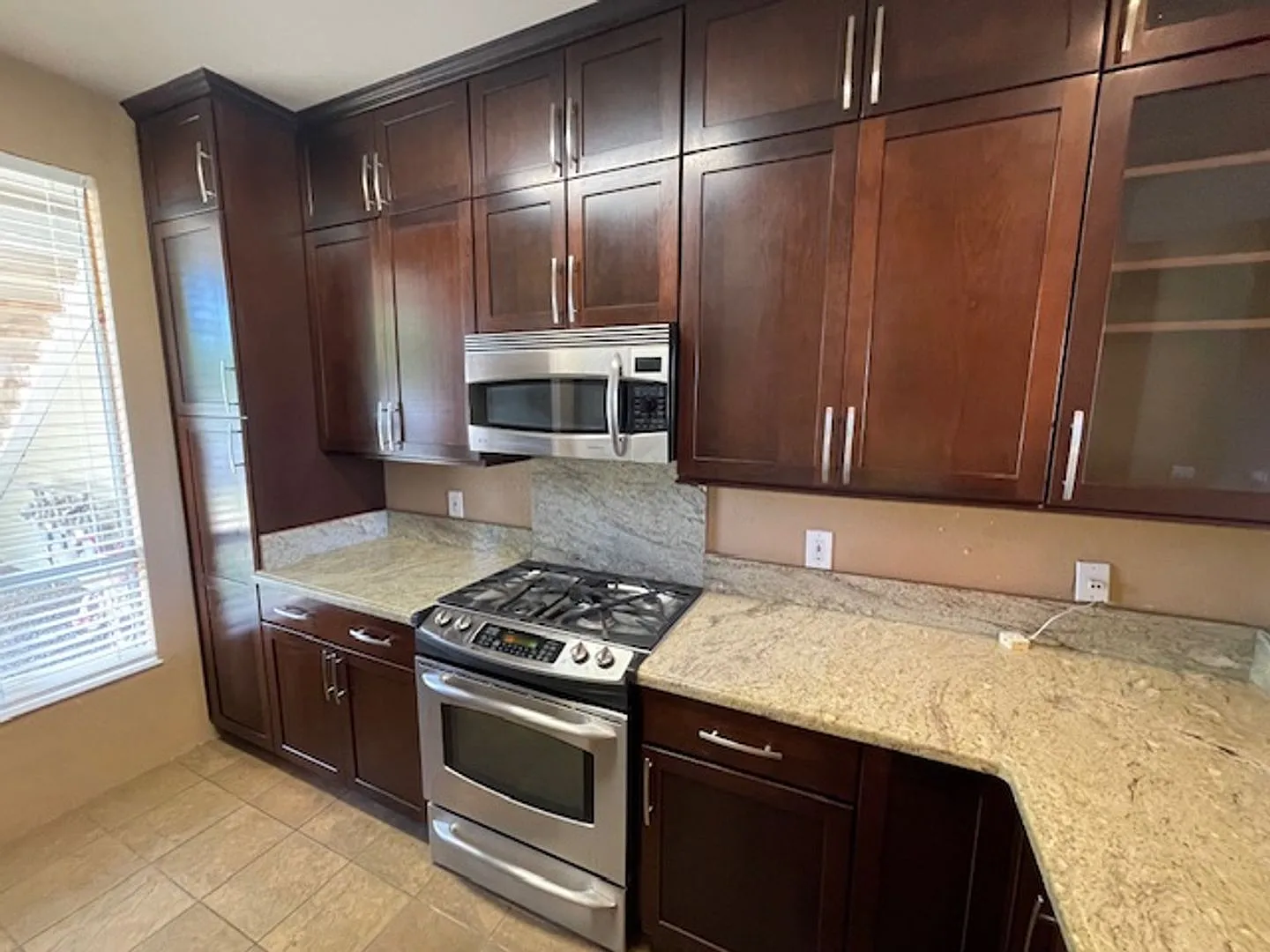 Golf Course Views! Upgraded: 2 bed/ 2 bath/ 2 parking — Photo 3