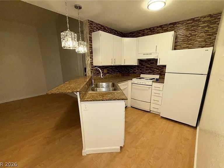 460 Elm Dr #204 — Photo 8