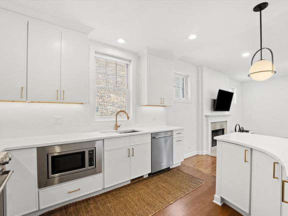 5th image of 1041 N Leavitt St #1