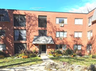 230 Duane St APT 3A, Glen Ellyn, IL 60137