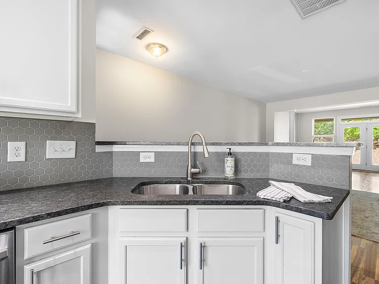 120 Point Comfort Ln — Photo 6