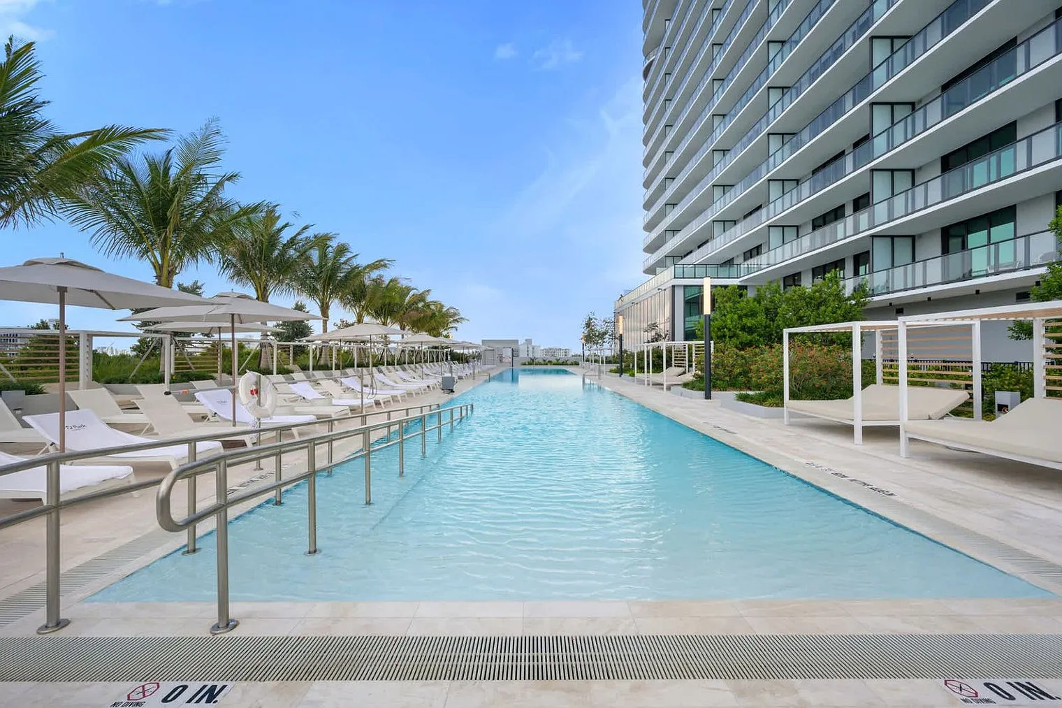 2 bed, 1.0 bath, 807 sqft, $4,877 — Photo 2