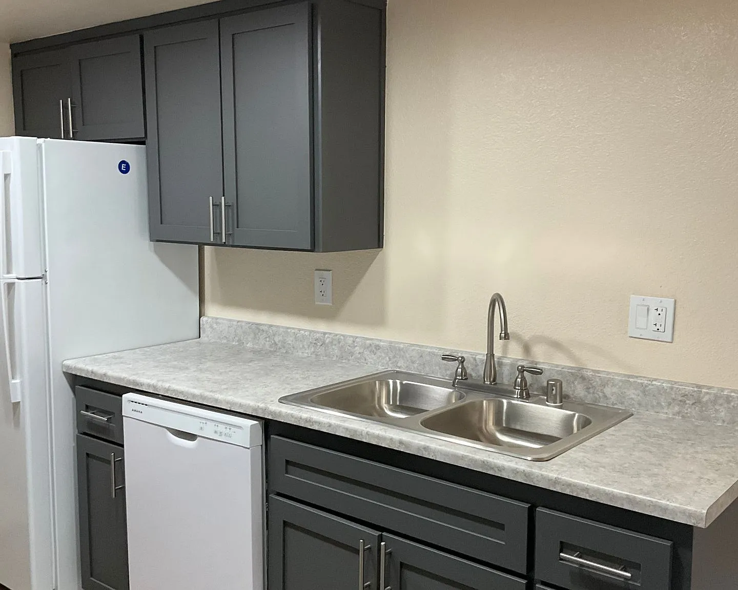 Burgundy House Apartments — Photo 3
