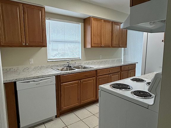 4th image of 909 Castle Way #909