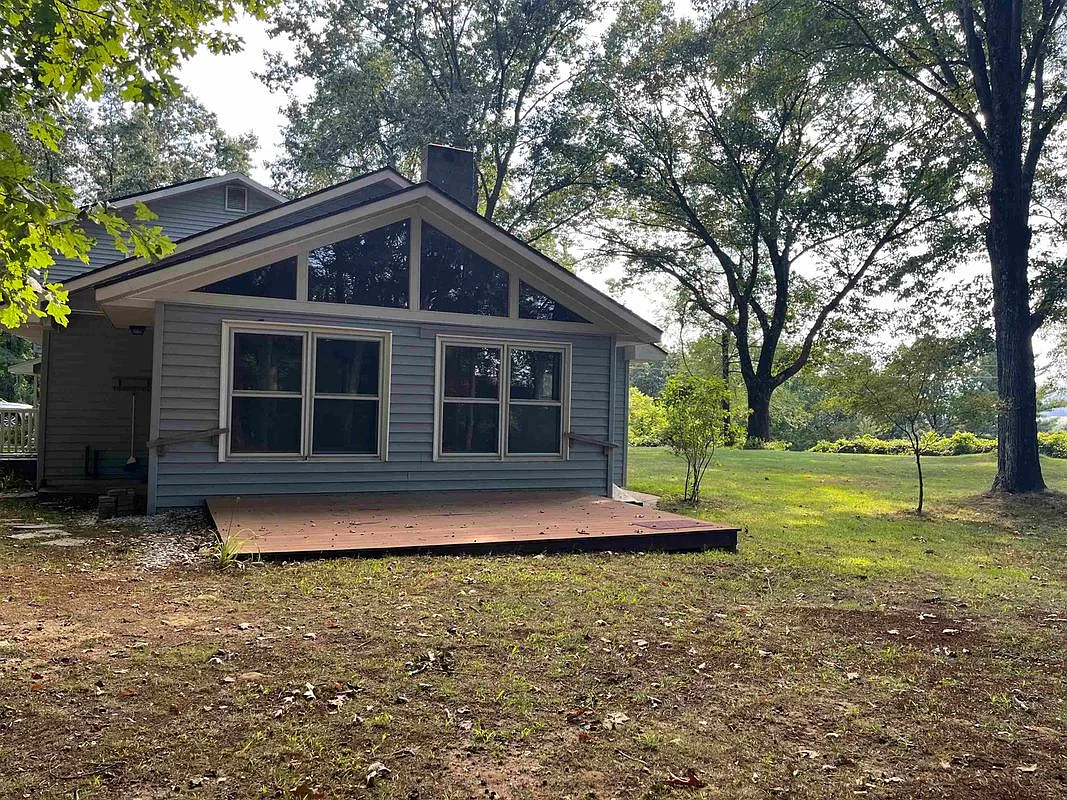2 bed, 1.0 bath, 1600 sqft, $2,000 — Photo 2