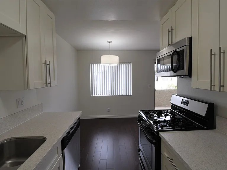 15128-44 Burbank Blvd — Photo 5