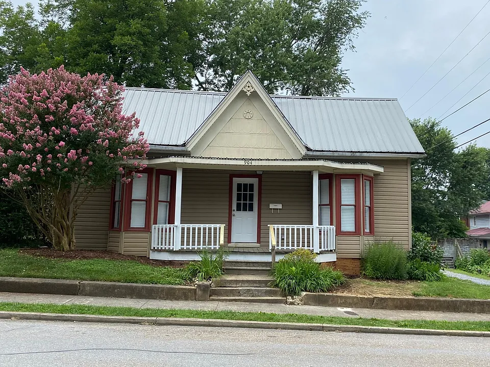 904 Earnest St