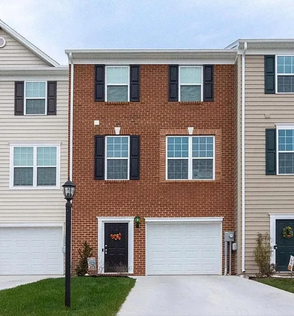Modern 3 Bedroom, 2.5 Bath Townhome- Located in Gettysburg. — Photo 3