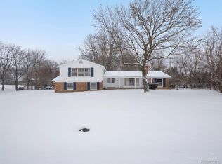 22414 Walsingham Dr, Farmington Hills, MI 48335