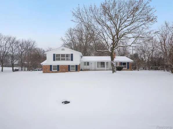 22414 Walsingham Dr, Farmington Hills, MI 48335