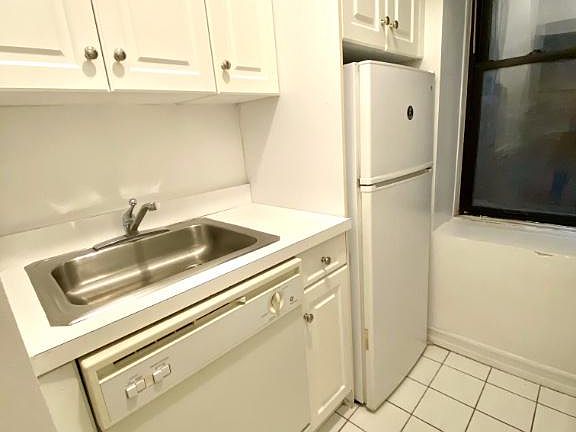 5th image of 310 E 19th St APT B2