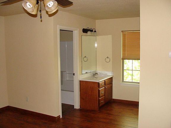 5th image of 127 Meadow Park Cir