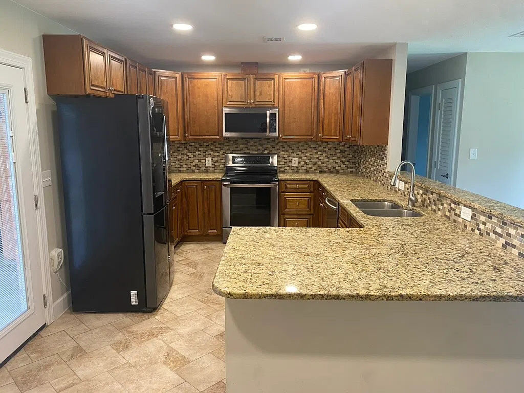 3 bed, 1025 sqft, $2,200 — Photo 4