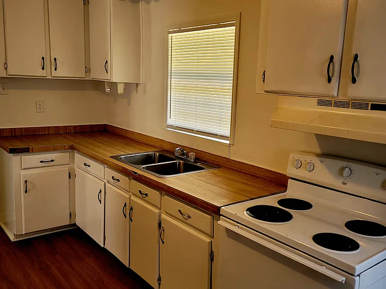 807 Laurel Rd — Photo 3