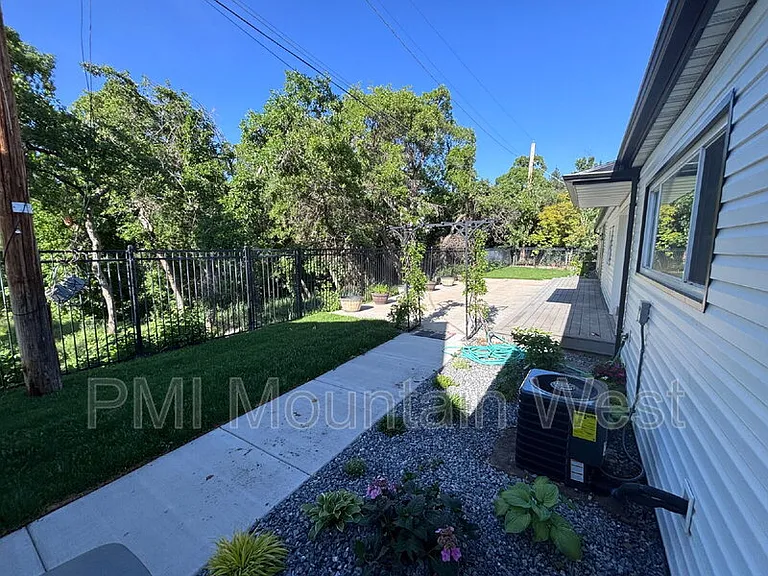 985 Horsley Cir #B — Photo 17