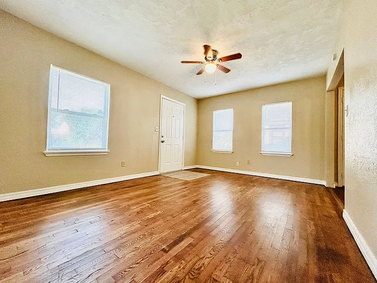 421 Showalter Dr — Photo 4