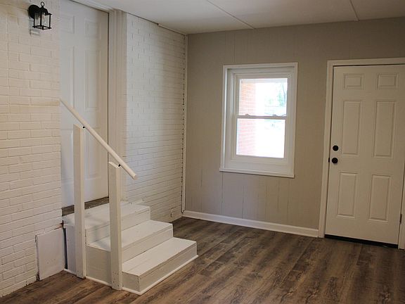 3rd image of 9461 West Cres #100-N