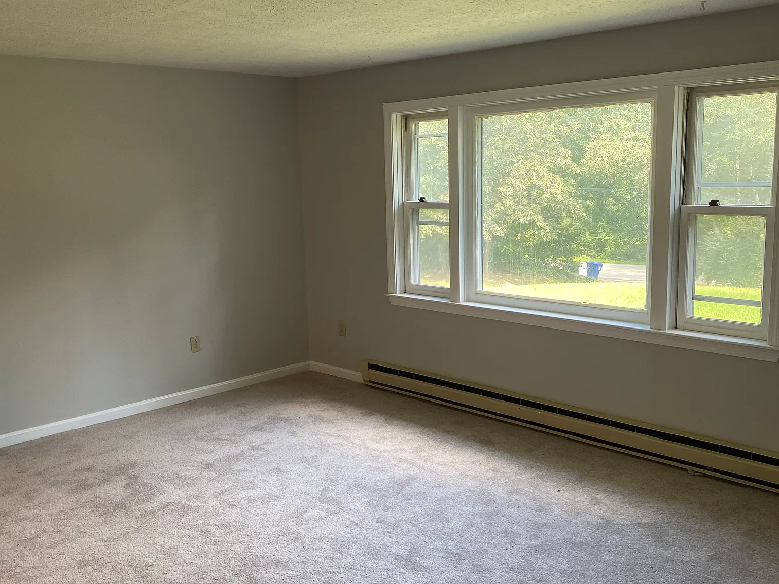 3 bed, 1.5 bath, 1300 sqft, $2,500 — Photo 2