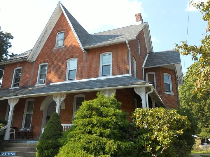 2nd image of 823 Juniper St