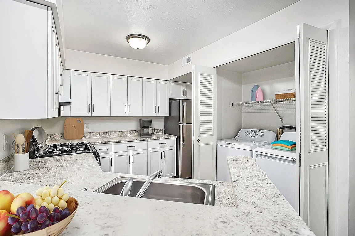 Brentwood Park Apartments — Photo 3