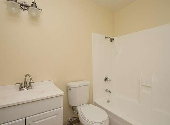 5th image of 225 E Surfside Dr