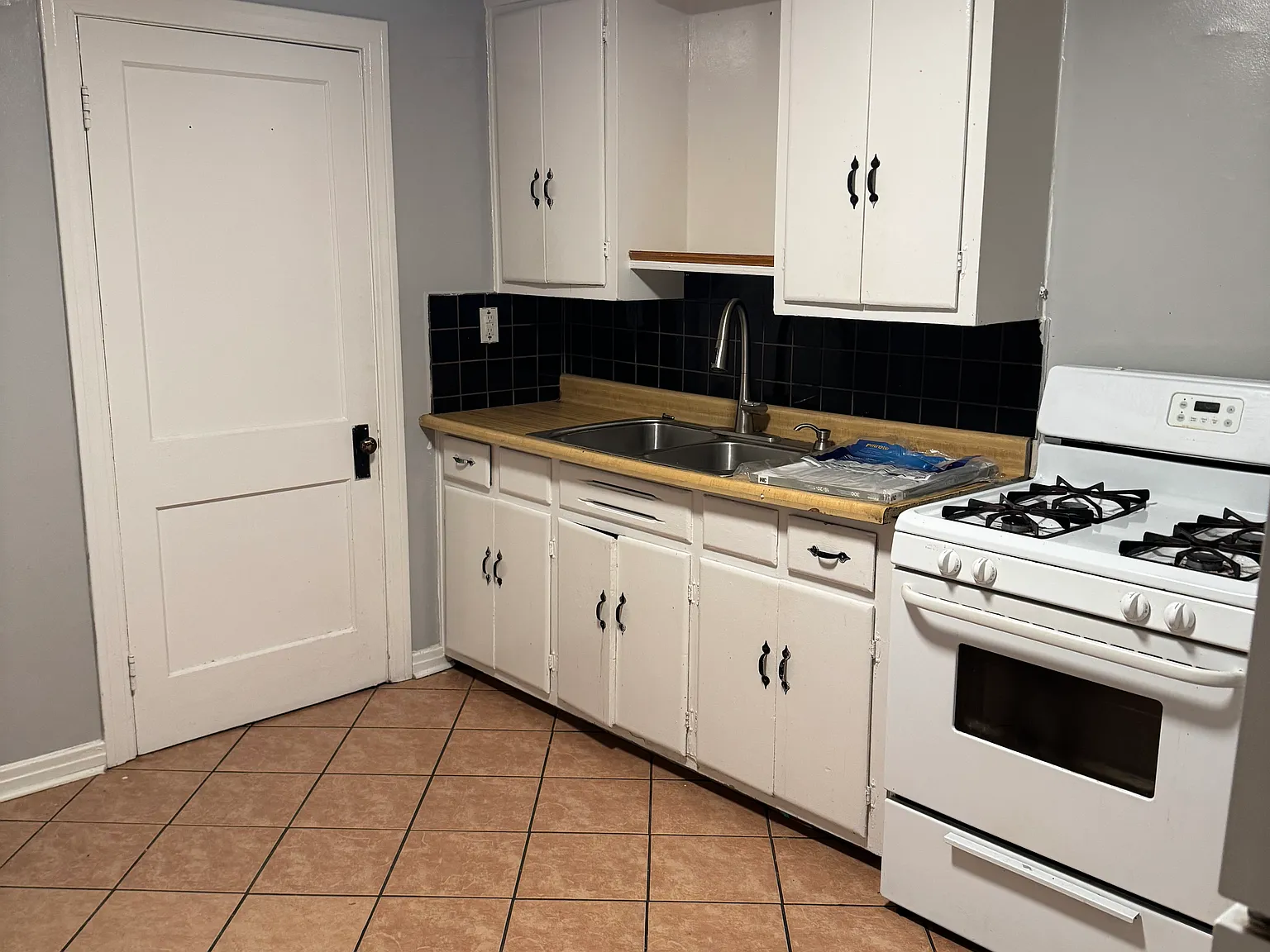 2 bed, 708 sqft, $1,200 — Photo 3