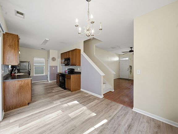 4th image of 163 Stanley Ct