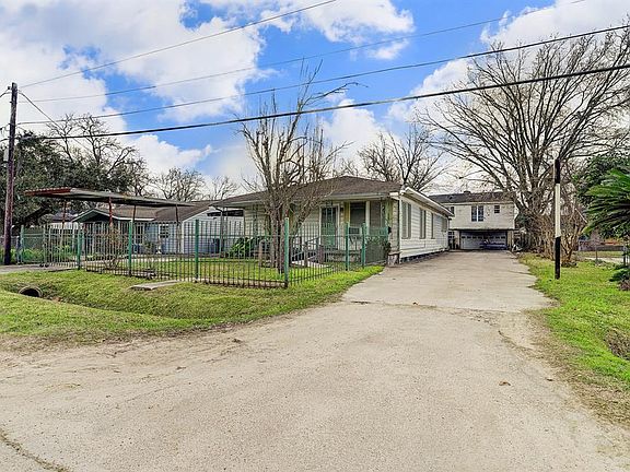 Large driveway with plenty of additional parking.