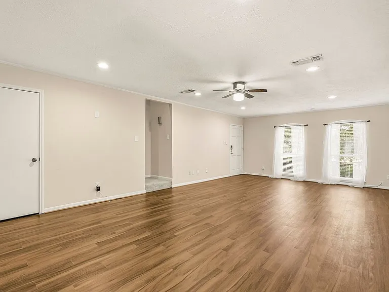 496 N Post Oak Ln — Photo 7