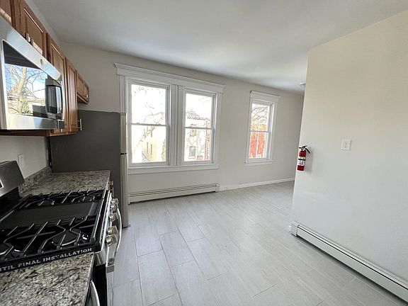 4th image of 242 Bayview Ave #1A