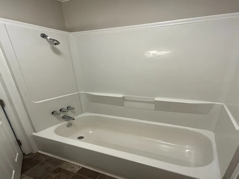 Large Garden- Bathroom2