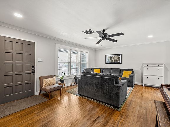 4th image of 3824 Pine Ave