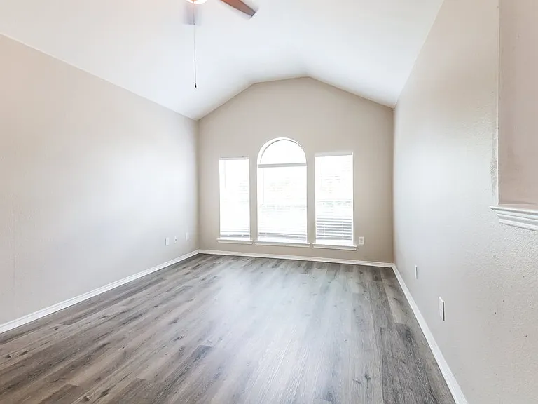 1107 Caroline Dr — Photo 10