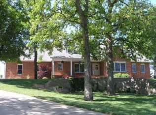 5444 White Oak Dr, Smithton, IL 62285