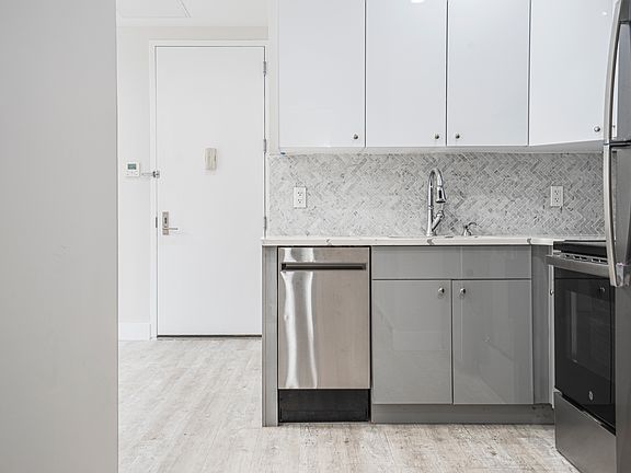 2nd image of 948 Bergen St #2B