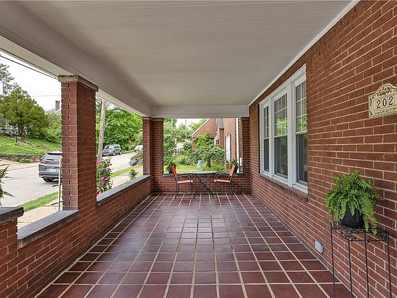 4th image of 202 Tremont Ave
