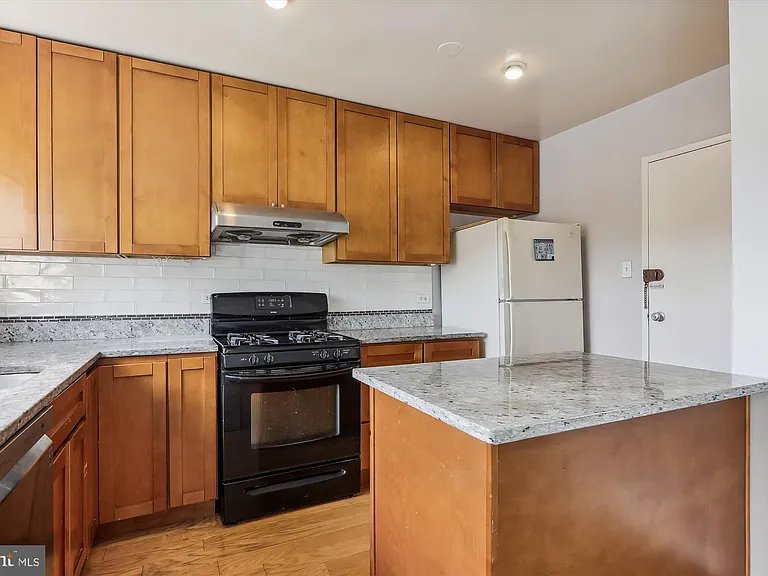10631 Montrose Ave #M-202 — Photo 18