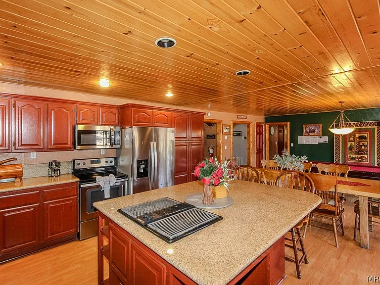 46784 Pioneertown Rd — Photo 10