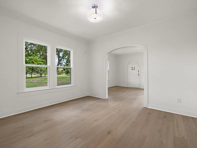 1301 Sloan St — Photo 11