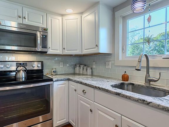 4th image of 438 Essex St