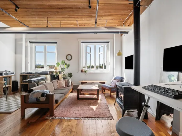 2556 Hastings St E #321, Vancouver, BC V5K 1Z3